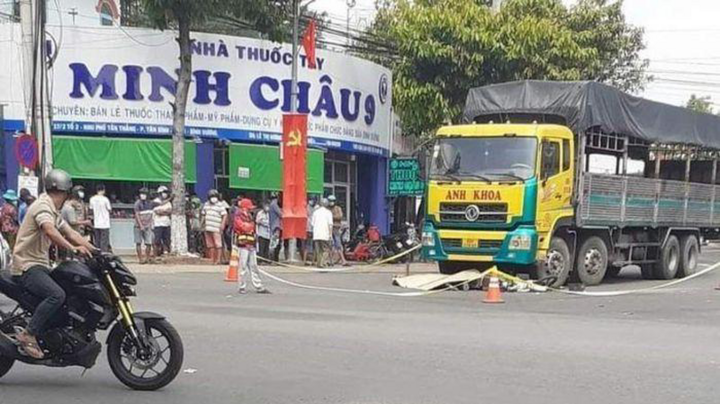 Tin tức tai nạn giao thông mới ngày 23/2:  Va chạm với xe tải, nam sinh viên tử vong
