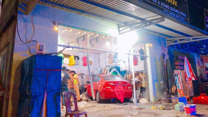 Tin tức tai nạn giao thông mới ngày 27/2: Ô tô lao vào cửa hàng quần áo, 3 người may mắn thoát chết