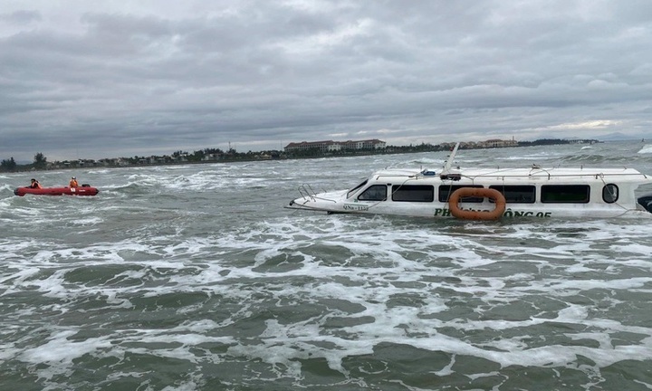 Vụ lật ca nô du lịch chở 39 người ở. Hội An: Tạm giữ người lái ca nô 