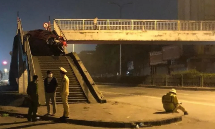 Tin tức tai nạn giao thông mới ngày 7/3: Ô tô lao lên cầu vượt dành cho người đi bộ, 1 người thiệt mạng