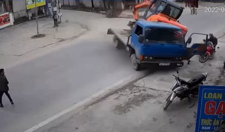 Tin tức tai nạn giao thông mới ngày 14/3: Kinh hoàng máy xúc rơi từ xe tải đè trúng người đi đường
