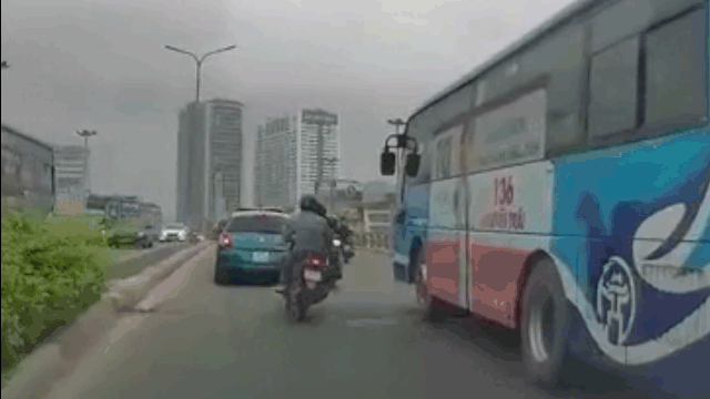 Tin tức tai nạn giao thông mới ngày 18/3: Người đàn ông đi xe máy suýt cuốn gầm xe buýt vì vượt ẩu