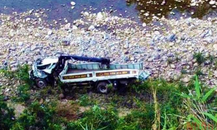 Tin tức tai nạn giao thông mới ngày 23/3: Xe tải rơi xuống vực, lái xe tử vong tại chỗ