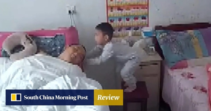 Trung Quốc: Xúc động hình ảnh cậu bé 3 tuổi một mình chăm sóc cha sống thực vật