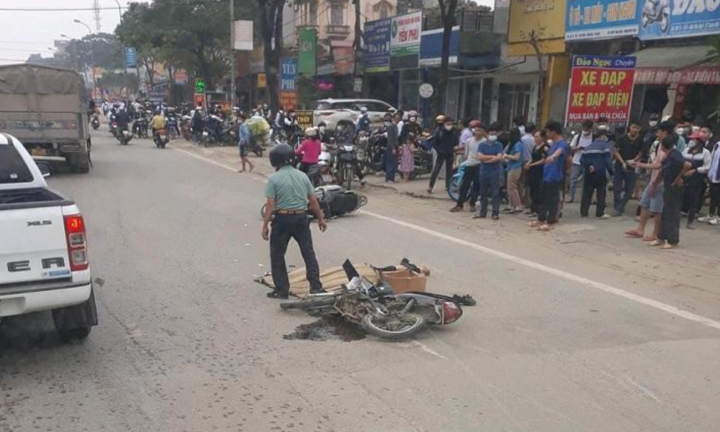 Tin tức tai nạn giao thông mới ngày 1/4: Ngã xuống đường sau va chạm, người phụ nữ bị ô tô đầu kéo cán tử vong