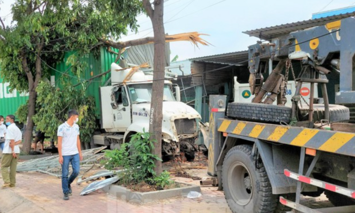 Tin tức tai nạn giao thông mới ngày 8/4: Xe container tông đổ trụ đèn, cây xanh rồi lao vào nhà dân
