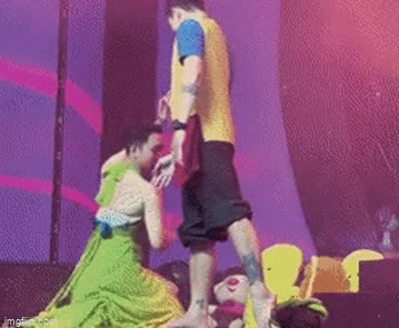 Gặp sự cố ngay trên sân khấu, vũ công khiến khán giả vừa buồn cười vừa nể phục với cách xử lý chuyên nghiệp