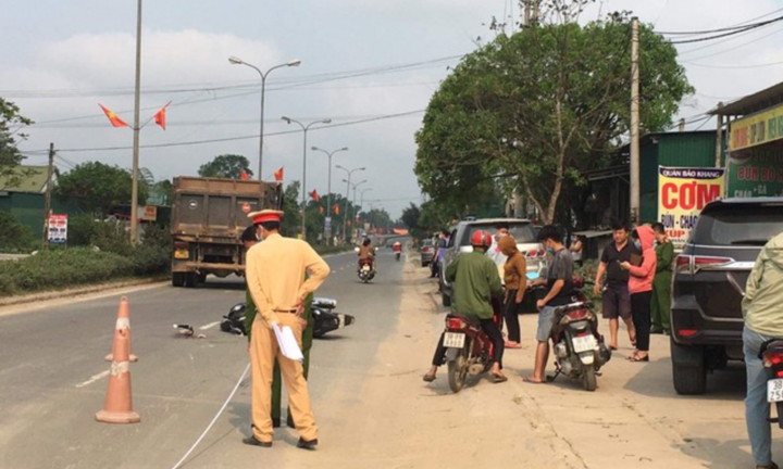 Tin tức tai nạn giao thông mới ngày 13/4: Xe máy va chạm với ô tô, 2 vợ chồng nguy kịch
