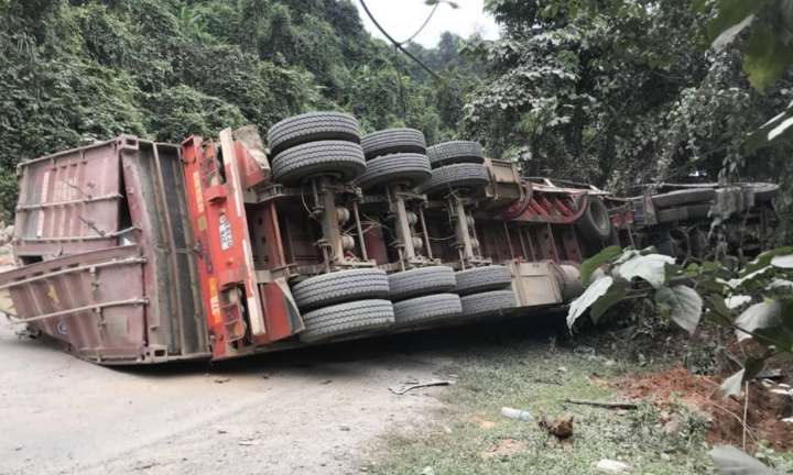 Tin tức tai nạn giao thông mới ngày 14/4: Xe container lao vào vách núi, tài xế tử vong tại chỗ