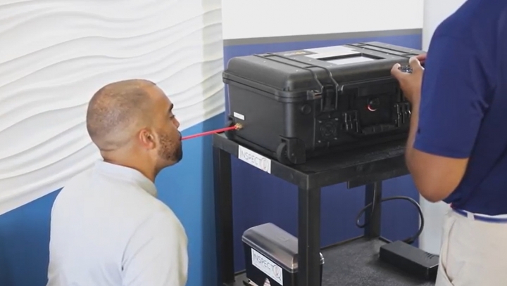 Mỹ cấp phép sử dụng khẩn cấp thiết bị kiểm tra hơi thở phát hiện COVID-19