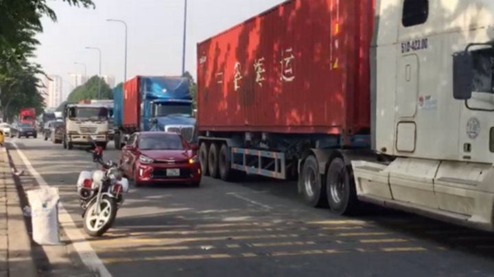 Tin tức tai nạn giao thông mới ngày 21/4: Tông vào đuôi xe container, tài xế xe tải tử vong