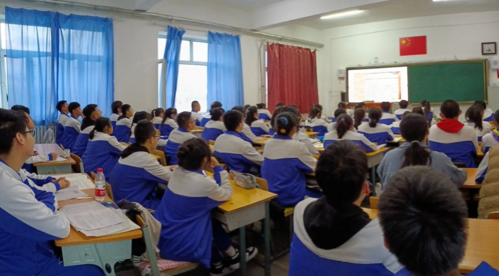 Cha mẹ đi du lịch không khai báo, một học sinh bị đuổi học