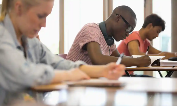 Những bệnh nhân COVID-19 từng nhập viện có nguy cơ lão hoá sớm về nhận thức