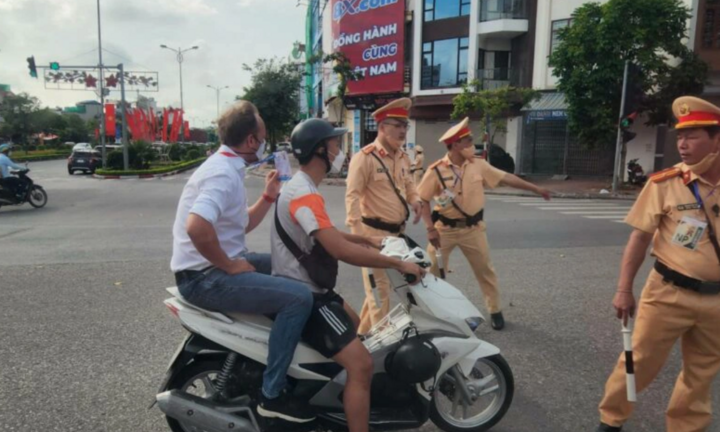 HLV U23 Thái Lan đi muộn, quên mang theo mũ bảo hiểm 