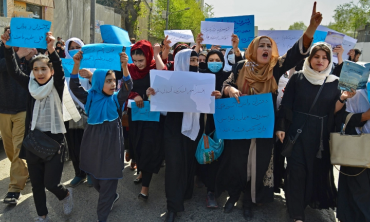 Taliban tiếp tục đưa ra quy định hà khắc, bắt phụ nữ che mặt ở nơi công cộng