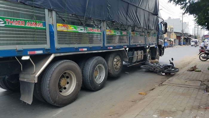 TP.HCM: Người đàn ông ngã khi đi xe máy lên vỉa hè, bị xe tải cán tử vong