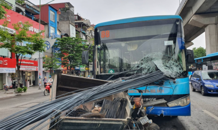 Tin tức tai nạn giao thông mới ngày 9/5: Xe ba bánh tự chế chở sắt xuyên thủng kính lái đầu xe buýt