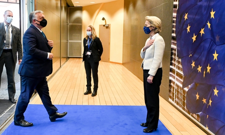 Chủ tịch EU thuyết phục Hungary ủng hộ đề xuất cấm nhập khẩu dầu của Nga