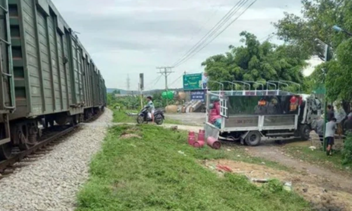 Tin tức tai nạn giao thông mới ngày 23/5: Tàu chở hàng tông ô tô tải, 2 người bị thương