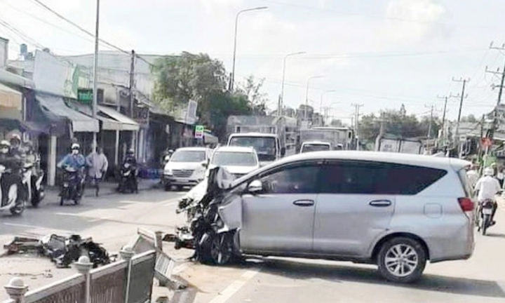 Tin tức tai nạn giao thông mới ngày 26/5: Tài xế lái ô tô chở thuốc lá lậu gây tai nạn rồi bỏ trốn
