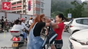 Video: Hai người phụ nữ cãi lộn, đánh nhau ngay trước cổng trường học