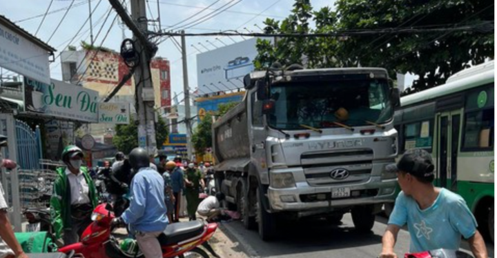 Tin tức tai nạn giao thông mới ngày 9/6: Xe ben ép sát lề quẹt ngã xe máy, 1 nữ sinh nguy kịch