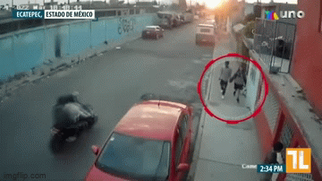 Video: Nam thanh niên chạy thục mạng, bỏ lại bạn gái khi gặp cướp