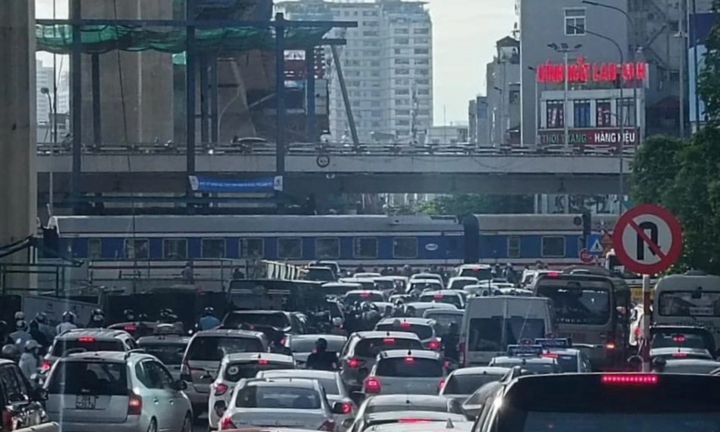 Tin tức tai nạn giao thông mới ngày 19/6: Xe cộ ùn ứ vì tàu hỏa chắn ngang ngã tư