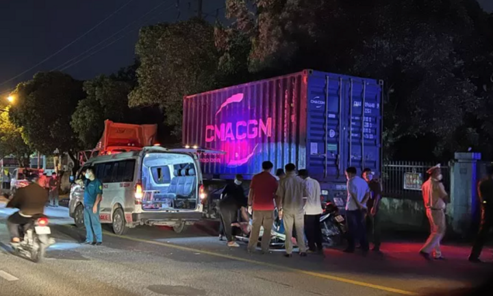 Xe máy lao vào đuôi xe đầu kéo, một người tử vong ngay tại chỗ