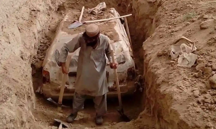 Taliban khai quật ô tô từng bị chôn của nhà sáng lập Mullah Mohammad Omar
