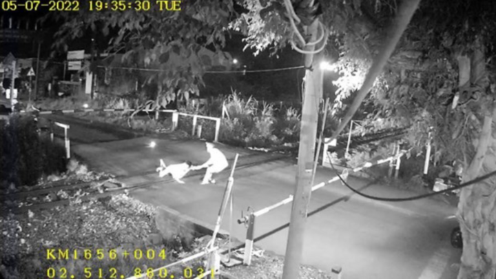 Tin tức tai nạn giao thông mới ngày 7/7: Nhân viên đường sắt cứu kịp thời một người ngã trên đường ray 