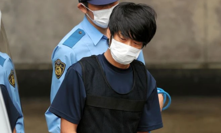 Cảnh sát Nhật Bản áp giải nghi phạm ám sát cựu Thủ tướng Abe đến công tố viên