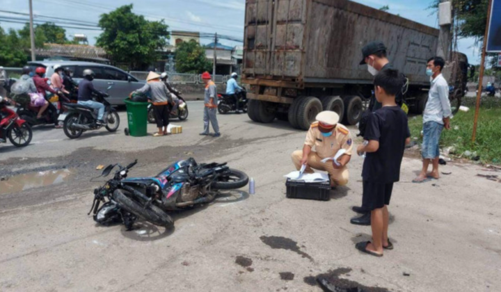 Tin tức tai nạn giao thông mới ngày 11/7: Va chạm xe container ở Long An, một nam thanh niên bất tỉnh