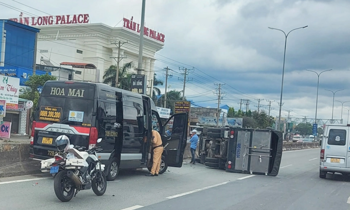 Tin tức tai nạn giao thông mới ngày 13/7: Ô tô tải va chạm với xe khách, lật ngang trên quốc lộ