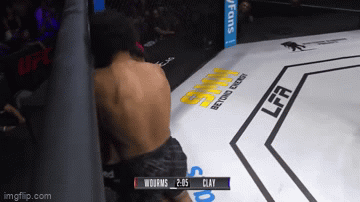 Video: Võ sĩ Mỹ tung 5 đòn gối liên tiếp, hạ knock-out đối thủ chỉ trong hiệp 1