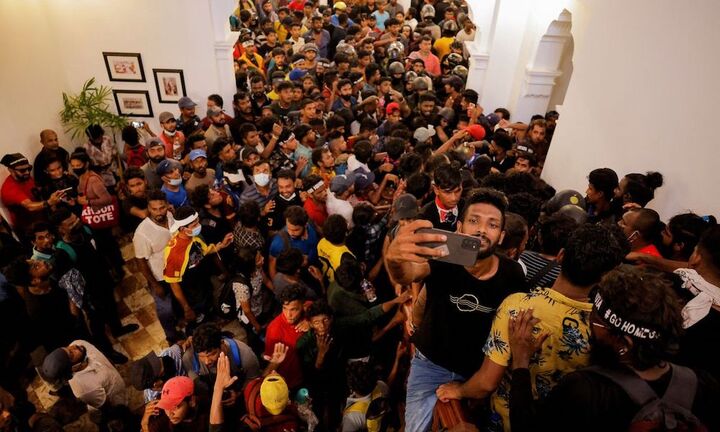 Tổng thống Sri Lanka gửi thư từ chức sau khi tới Singapore