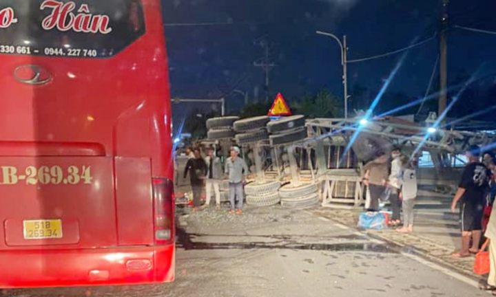 Tin tức tai nạn giao thông mới ngày 16/7: Xe containe lật giữa đường sau va chạm với ô tô khách