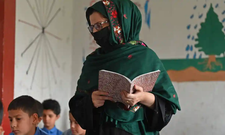 Taliban yêu cầu viên chức nữ cử người thân là nam giới đến làm việc thay