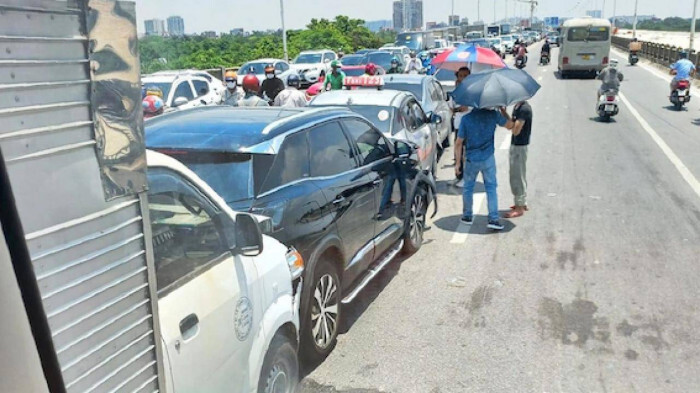 Tin tức tai nạn giao thông mới ngày 27/7: Tai nạn liên hoàn giữa 6 ô tô trên cầu Vĩnh Tuy