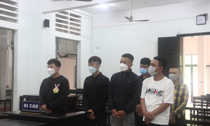 Nghi bị 'nhìn đểu' trong nhà vệ sinh quán nhậu, nhóm thanh niên lao vào hỗn chiến