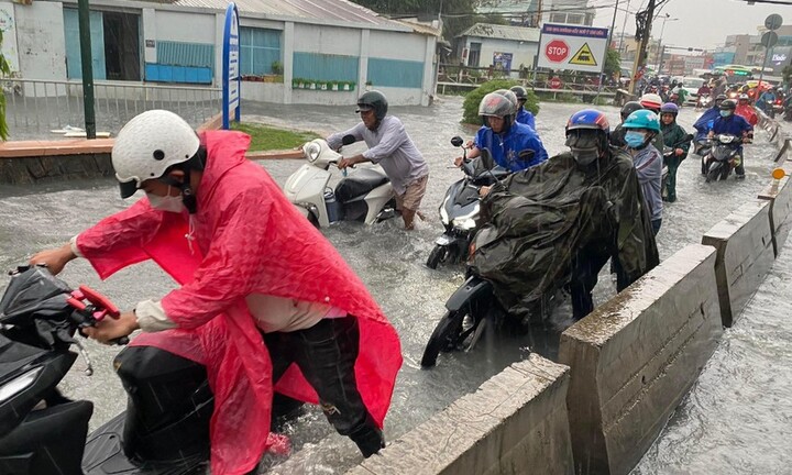 Mưa lớn ở TP.HCM, nhiều tuyến đường ngập nặng