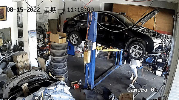 Video: Ô tô đột ngột rơi khỏi cầu nâng, thợ sửa xe thoát nạn trong gang tấc