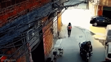 Video: Thót tim khoảnh khắc người phụ nữ bị xe đẩy rơi trúng người khi đang cõng cháu