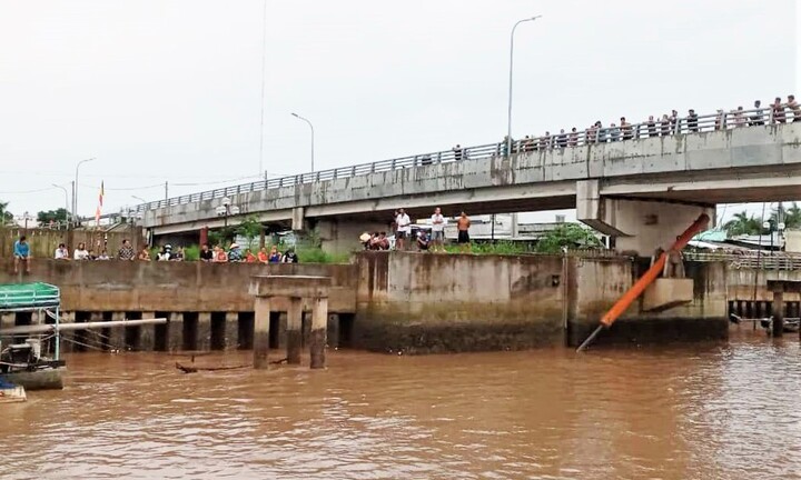Bạc Liêu: Bé trai 9 tuổi ngã xuống kênh, đuối nước thương tâm khi đi xem bạn tắm