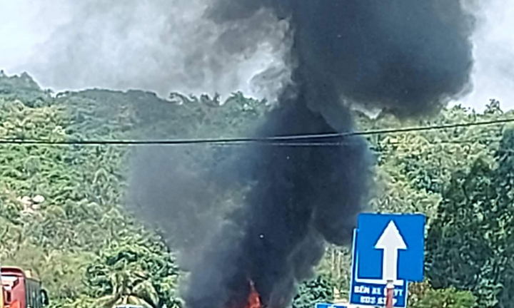 Cháy xe chở hàng chuyển phát nhanh ở Phú Yên, tài xế và phụ xe thoát nạn