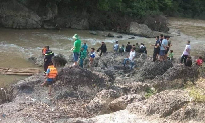 Trượt chân ngã khi đi chụp ảnh tại suối Nậm Núa, hai cháu bị nước cuốn trôi