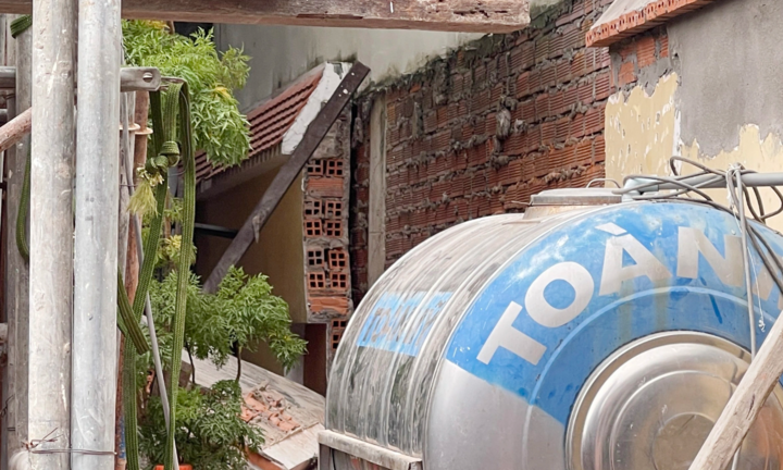 TP.HCM: Bị tường sập đè trúng, một người đàn ông bị thương nặng