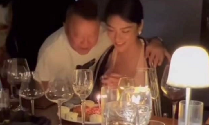 Tăng Chí Vỹ gây tranh cãi vì hôn môi người mẫu Malaysia