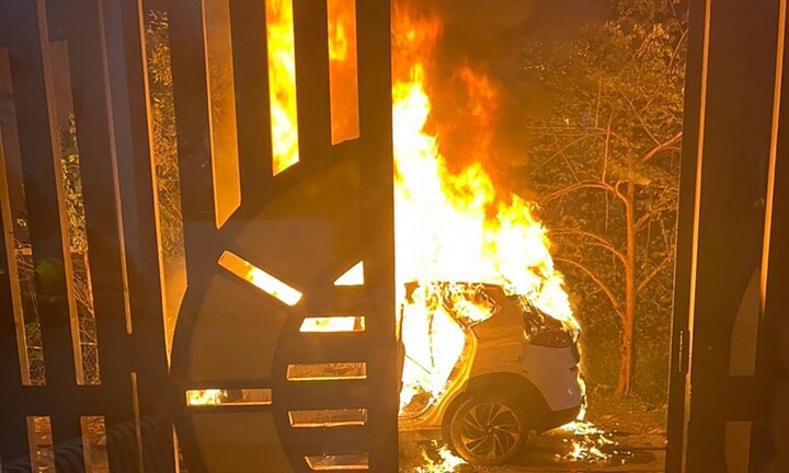 TP.HCM: Hai đối tượng phóng hoả đốt xe ô tô của người dân lúc rạng sáng