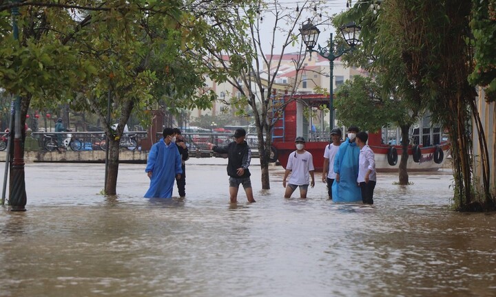 Mưa lớn 2 ngày, 4 tỉnh, thành miền Trung ngập sâu, nhiều nơi bị cô lập